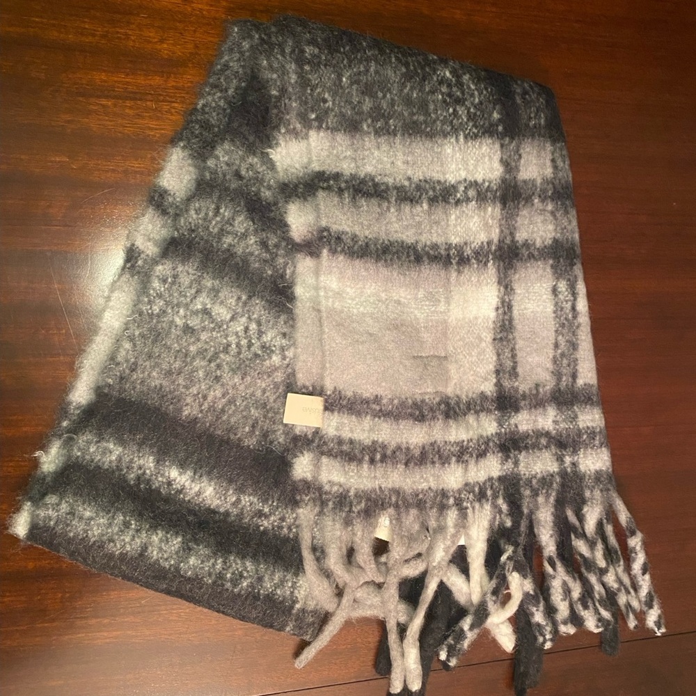 NWT Aqua for Bloomingdales Oversized Scarf Warm Cozy Gift Stocking Stuffer